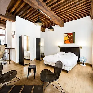 authentic-studio-in-vieux-lyon.hotels-rhonealpes.com/